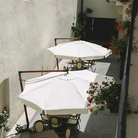 Le Petit Paris Hotel
